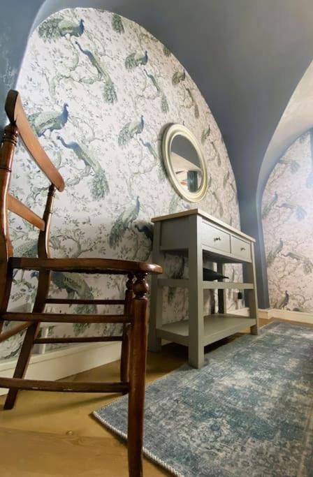 Stay In A Castle! Unique & Luxurious Historical Apartment, Self Contained, Free Parking & Wi-Fi Честер Экстерьер фото